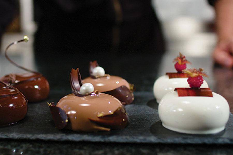 Callebaut Chocolate SO STELLEN SIE DIE PERFEKTE SCHOKOLADENGLASUR HER  