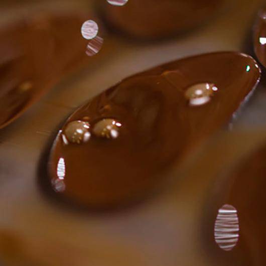 カウンターに軽くたたきつける