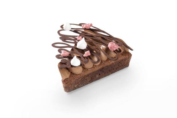 brownie de chocolate belga callebaut com arabescos no topo e meringue drops e ruby biscottino da mona lisa