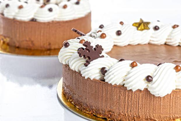 torta de chocolate sicao com chantilly no topo e crispearls mona lisa para decorar