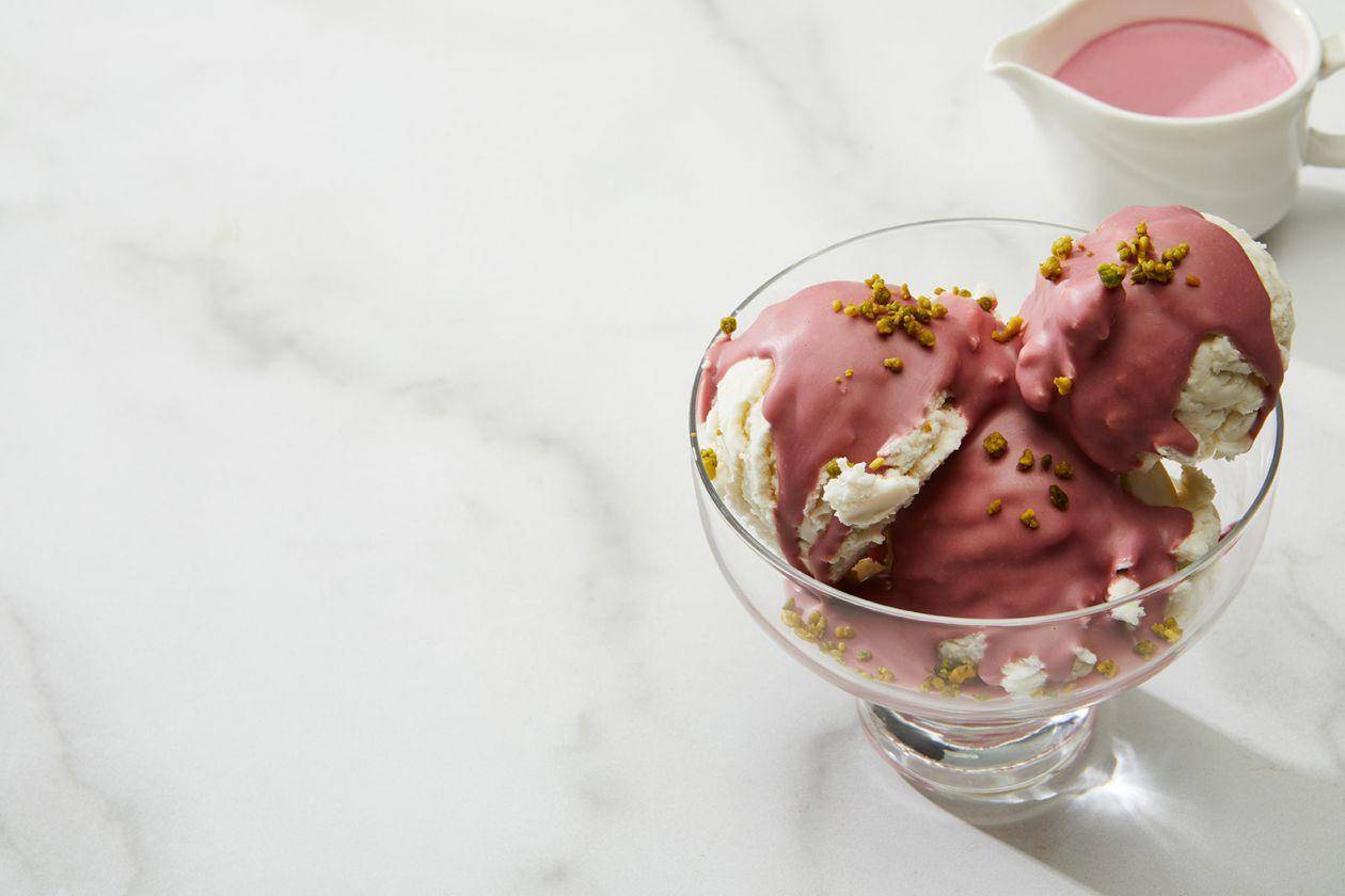 ICE CREAM SUNDAE WITH RUBY RB1 SAUCE