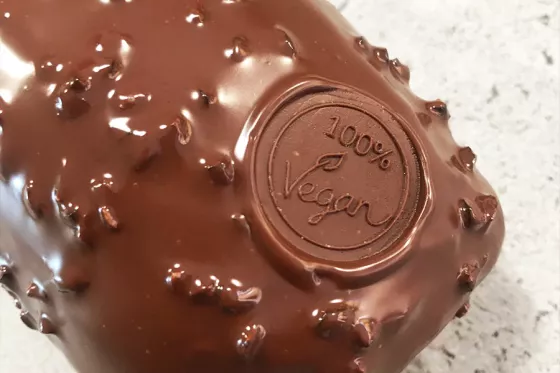 Pastel de chocolate vegano con ganache de albaricoque