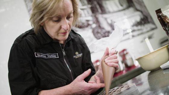 как наполнять формованные шоколадные изделия