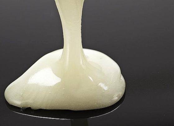 Inver sugar being poured into a spoon from above